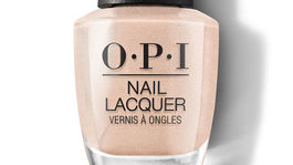 Lak na nechty OPI, oditeň Pretty in Pearl z kolekcie Neo-Pearl. Predáva sa za 10 dolárov online. 