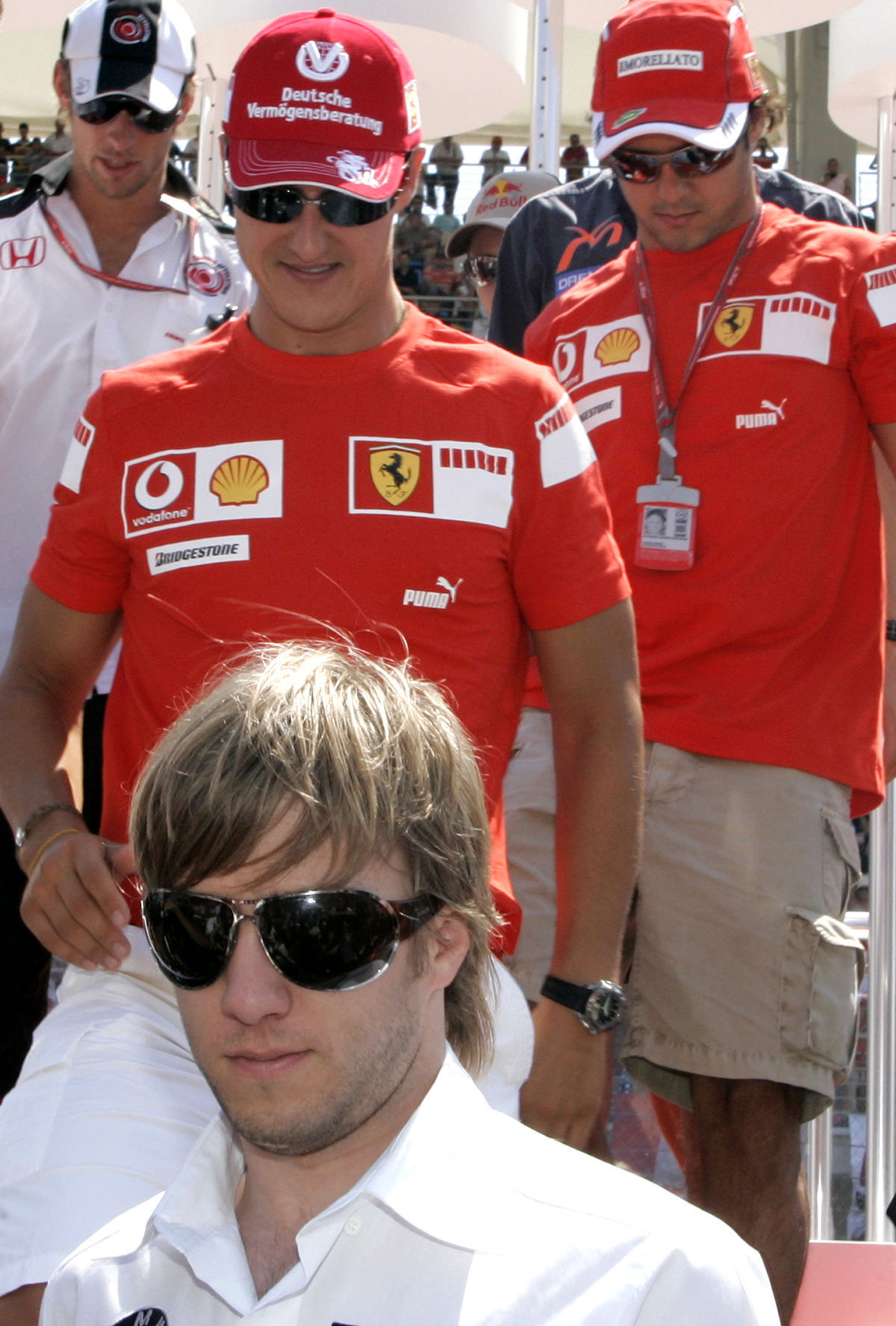 Michael Schumacher (v strede) a Felipe Massa...