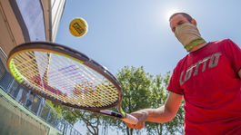 Pre Austrálčanov sme banda idiotov, ktorá ich prišla nakaziť