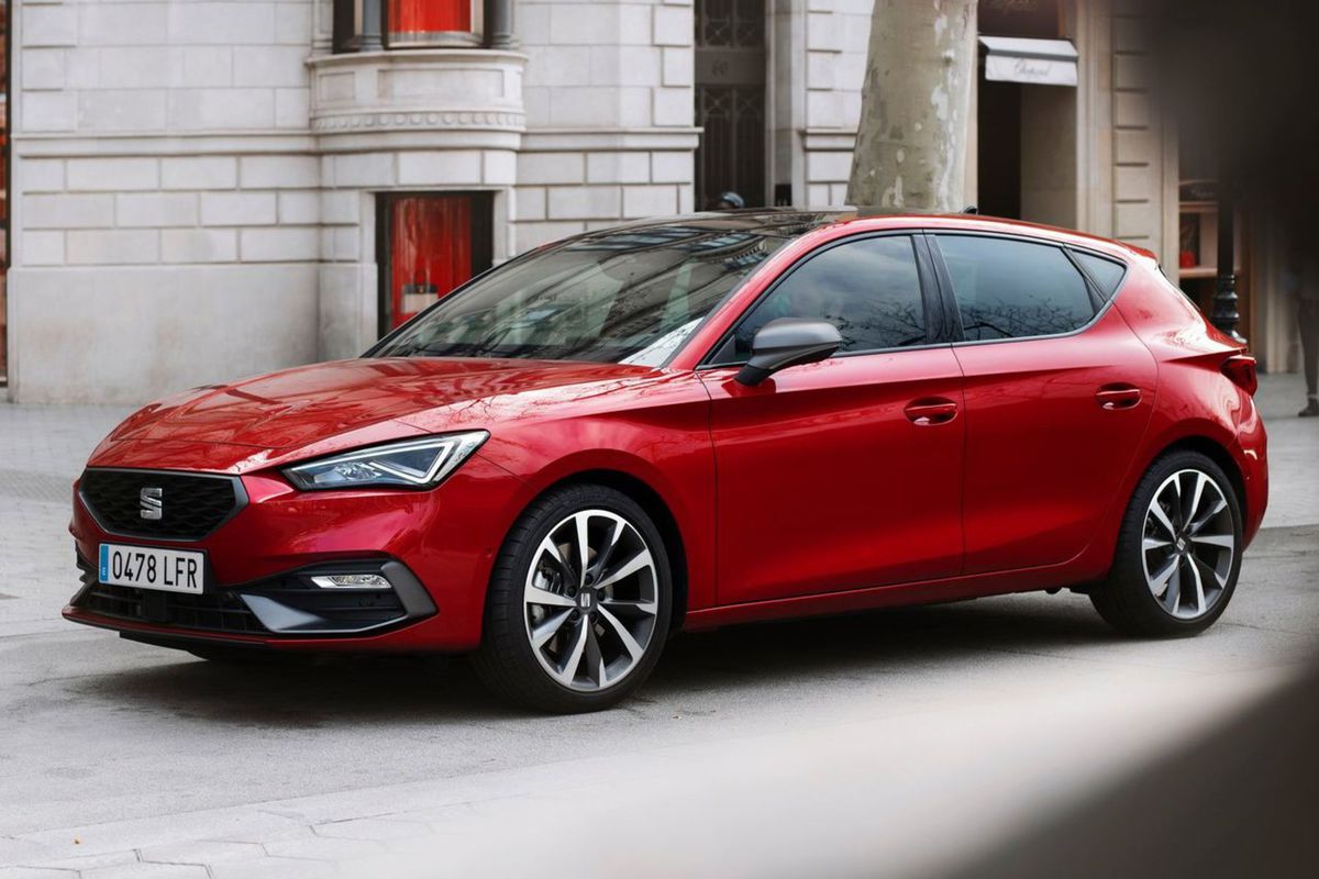 Seat Leon má z trojice najnižšiu základnú cenu.