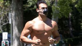 Svaly ukázať, masku nasadiť! Spearsovej milenec maká aj počas korony