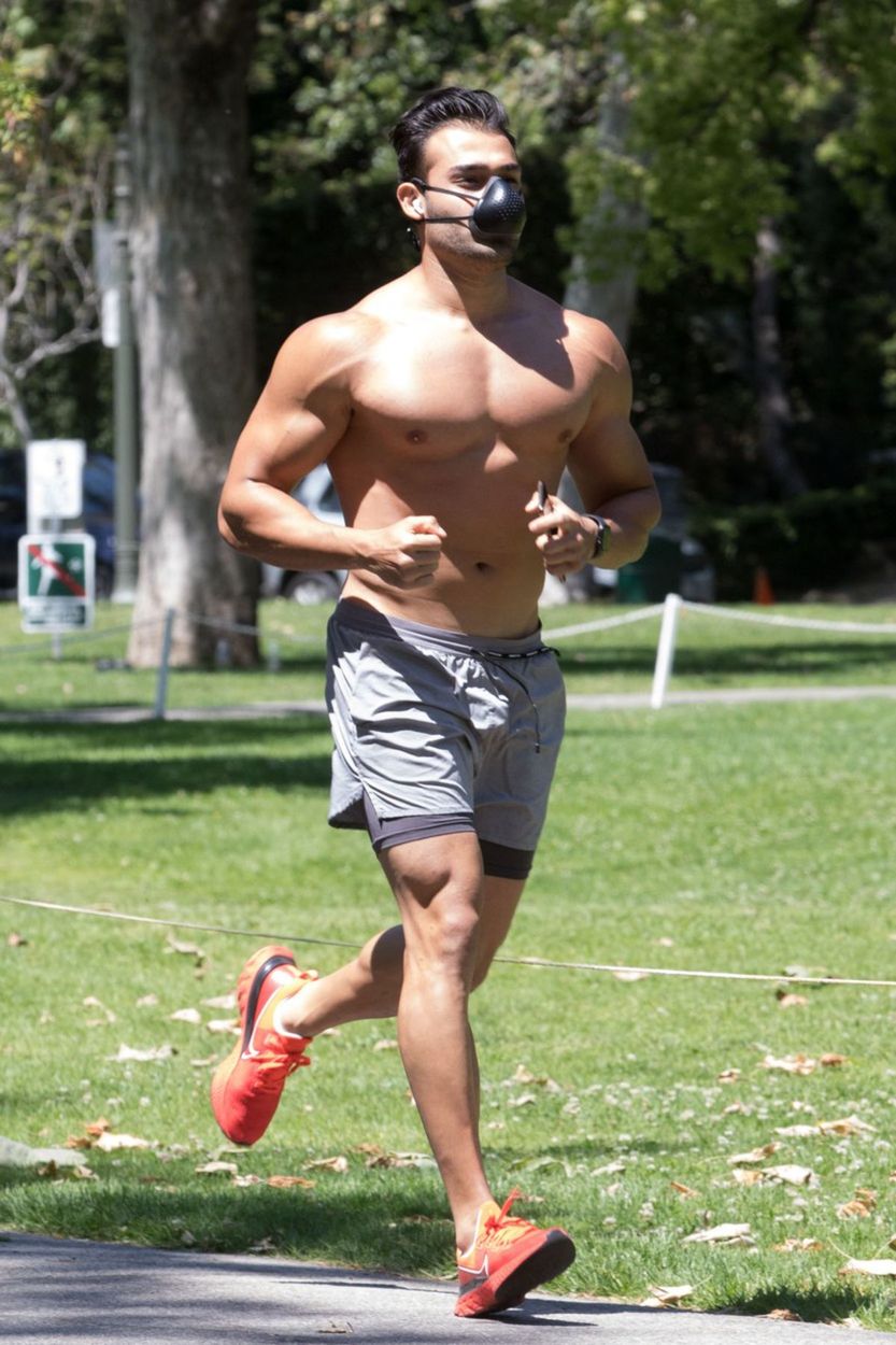 Model a tréner Sam Asghari počas ranného behu....