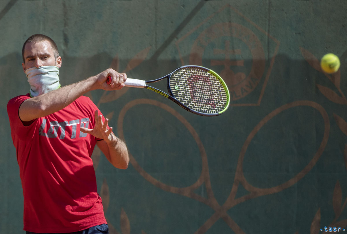 Norbert Gombos s rúškom na tréningu.