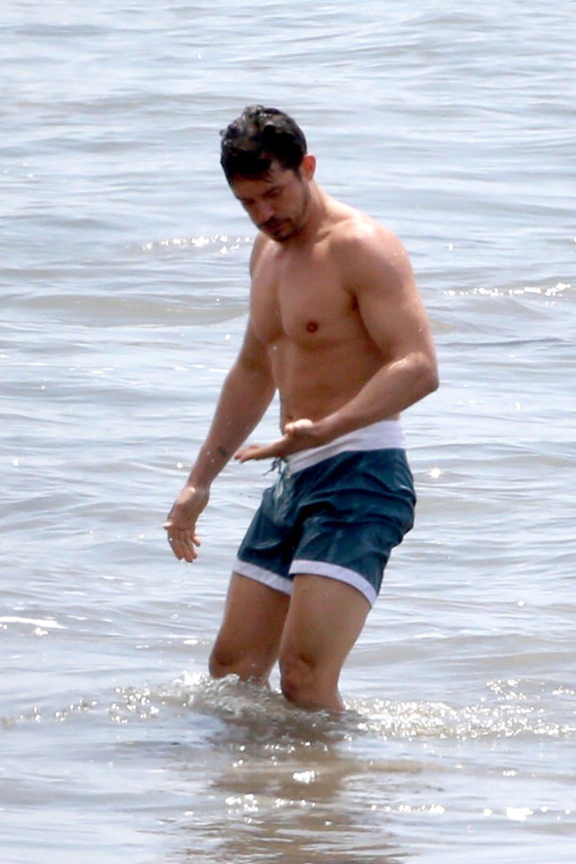 Herec Orlando Bloom na pláži v Kalifornii.