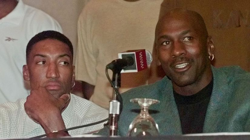 Hviezdna dvojica Michael Jordan (vpravo) a...