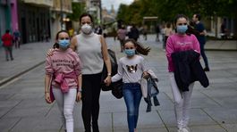  Dvestotisíc mŕtvych. Trump sa stiahol, Johnson je späť