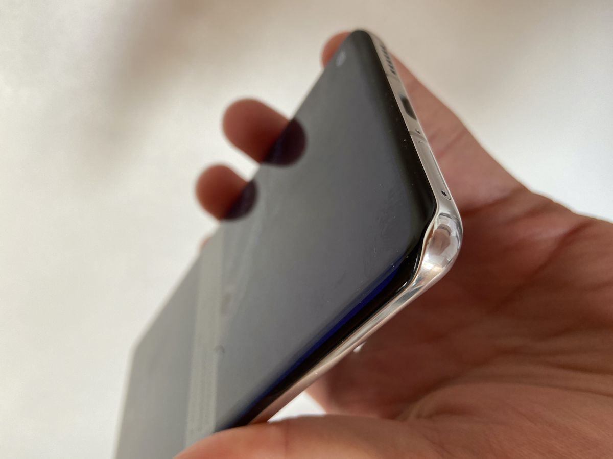 Netradičné zaoblenie hrán okolo displeja.