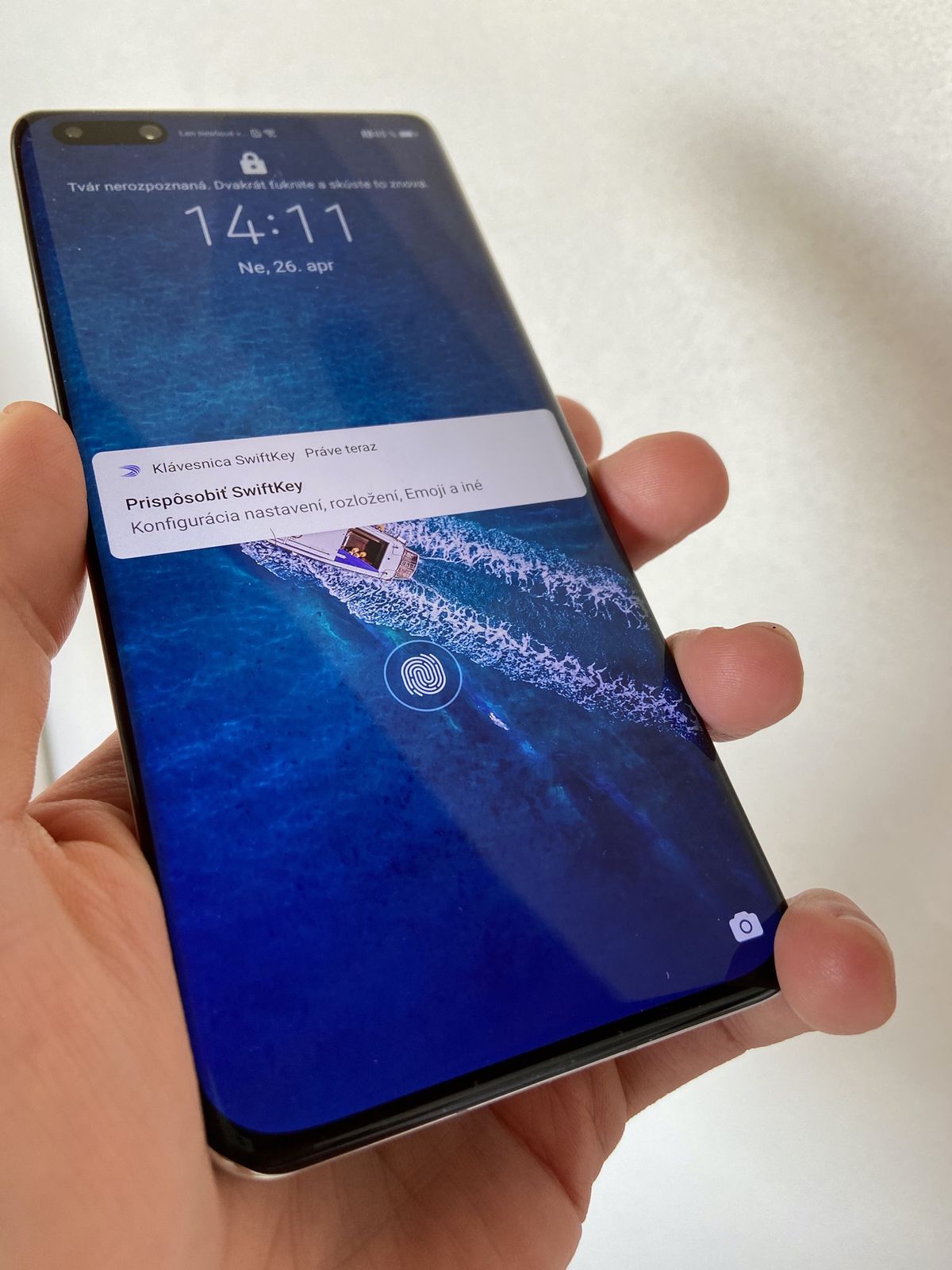 Čítačka odtlačkov je umiestnená bližšie k stredu.