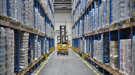 Reťazce z koronavírusu profitujú, malé obchody tratia