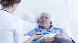 Slovensku chýbajú opatrovatelia. Ľudí od tejto práce odrádza hlavne výplata