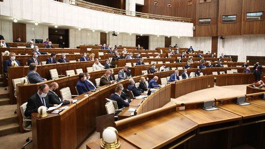 Poslanci zvolili kandidátov na ústavného sudcu