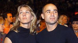 Rok 1999: Záber na partnerov Andreho Agassiho a Steffi Grafovú. 