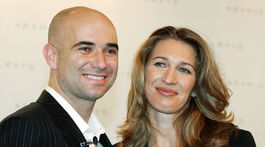 Rok 2005: Manželia Steffi Graf  a Andre Agassi pózujú fotografom na prezentácii vône.