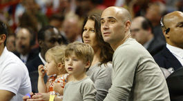Rok 2006: Manželia Steffi Graf a Andre Agassi s ich oboma deťmi na zápase Sacramento Kings-Miami Heat.