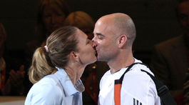 Rok 2007: Manželský pár Steffi Graf a Andre Agassi si dávajú bozk po spoločnom zápase. 