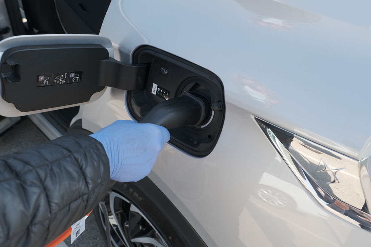 Navonok sa plug-in hybridné DS 7 líši len...