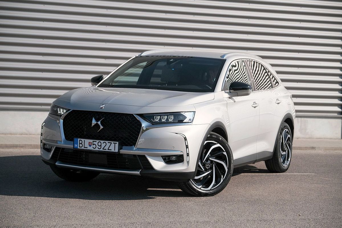 Najluxusnejšia verzia DS7 Grand Chic má čiernu...