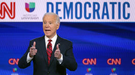 Biden má problém. Sexuálne obťažovanie