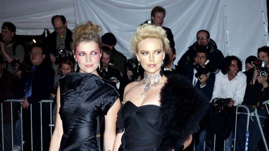 Rok 2004: Herečka Charlize Theron (vpravo) a...
