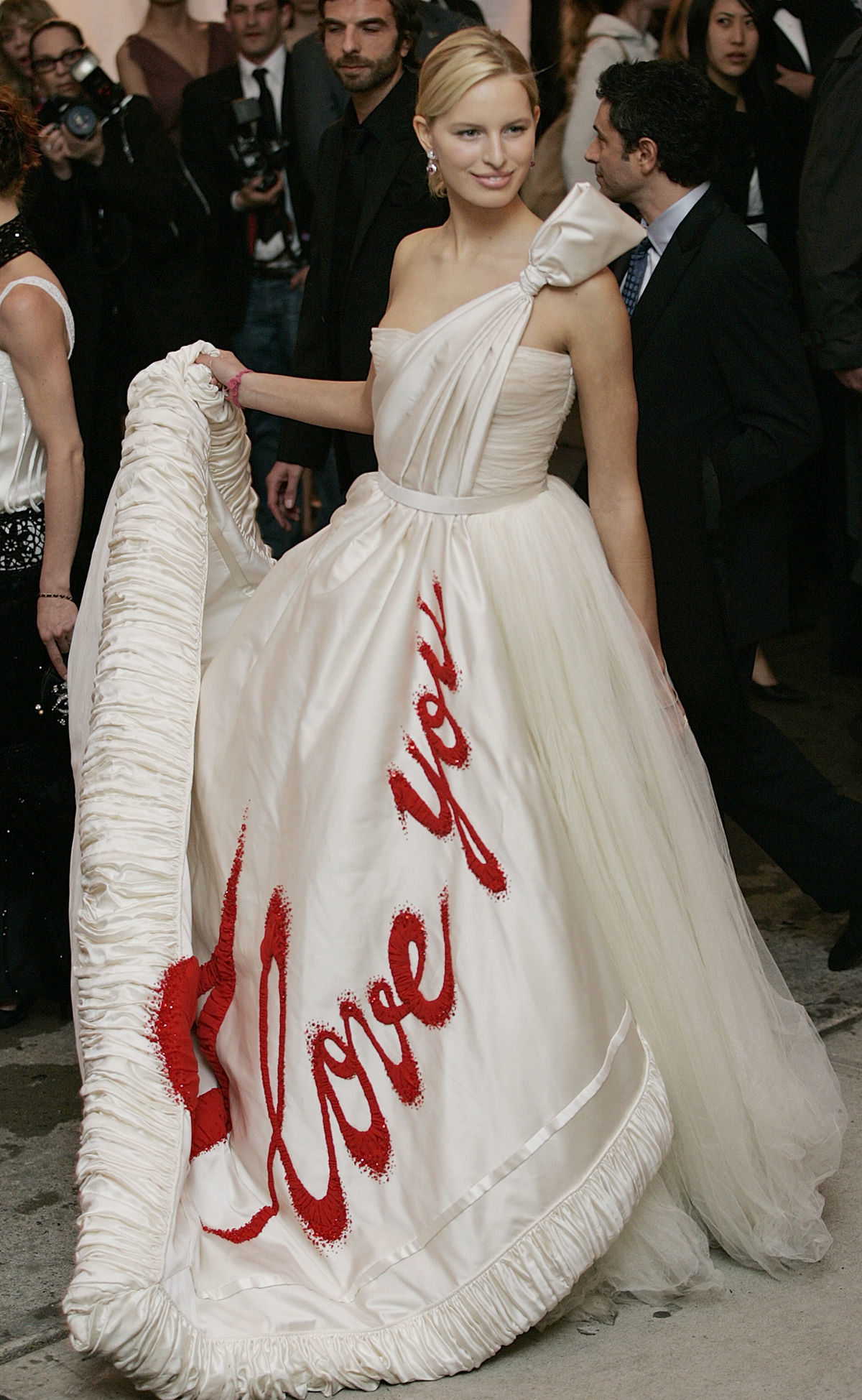 Rok 2005 Česká modelka Karolína Kurková v róbe...