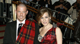 Rok 2006: Dizajnér Alexander McQueen a herečka Sarah Jessica Parker