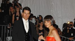 Rok 2008: Herec Tom Cruise a jeho vtedajšia manželka Katie Holmes na otvorení výstavy Superhrdinovia: Móda a fantázia v rámci akcie MET Gala. 