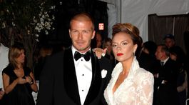 Rok 2008: Manželia Victoria Beckham a David Beckham na otvorení výstavy Superhrdinovia: Móda a fantázia v rámci akcie MET Gala. 