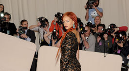 Rok 2011: Speváčka Rihanna na akcii MET GALA pri príležitosti výstavy Alexander McQueen: Savage Beauty.