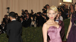 Rok 2012: Herečka Amber Heard na otvorení výstavy Schiaparelli and Prada: Impossible Conversations.