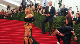 Rok 2013. Speváčka Beyonce Knowles na akcii Costume Institute gala s témou Punk: Chaos to Couture.