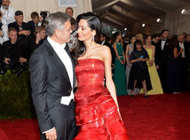Rok 2015: Herec George Clooney a jeho manželka Amal Clooney na otvorení výstavy China: Through the Looking Glass v New Yorku.