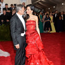 Rok 2015: Herec George Clooney a jeho manželka Amal Clooney na otvorení výstavy China: Through the Looking Glass v New Yorku.