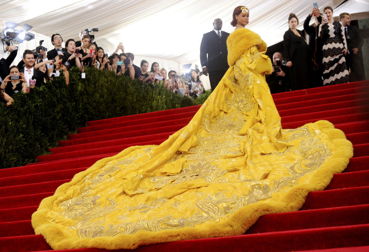 Rok 2015: Speváčka Rihanna v kreácii Guo Pei Couture na otvorení výstavy China: Through the Looking Glass v rámci MET Gala. 
