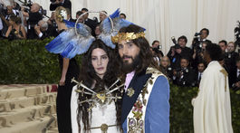 Rok 2018: Speváčka Lana Del Rey a herec a spevák Jared Leto v modeloch Gucci na otvorení výstavy Heavenly Bodies: Fashion and the Catholic Imagination.