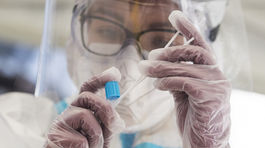 Angličania chcú stoj čo stoj hrať. Testy odhalili, že vírus je stále medzi nimi