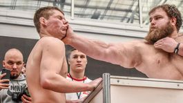 Jedna rana, potom tma. Rusi sa zaľúbili do fackovanej