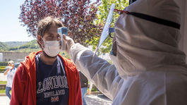 Európa uvoľňuje prísne opatrenia, Japonsko ide opačným smerom