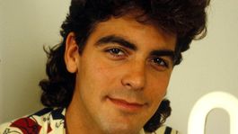 Veselý pohľad na Clooneyho! Fakt husté obočie a ten účes... Očaril by takto Amal?