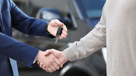 Predaj áut padol o polovicu. Chystá sa prepúšťanie?