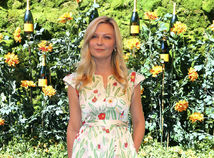 Herečka Kirsten Dunst s šatách s midi dĺžkou.