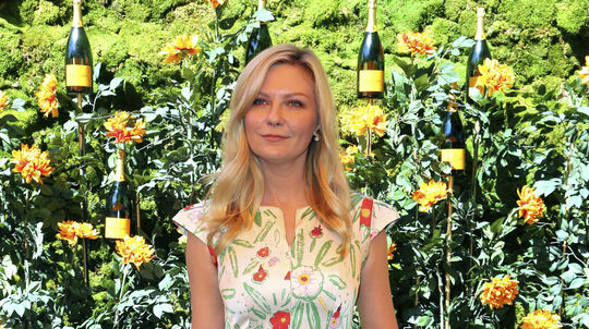 Herečka Kirsten Dunst v letných šatách s...