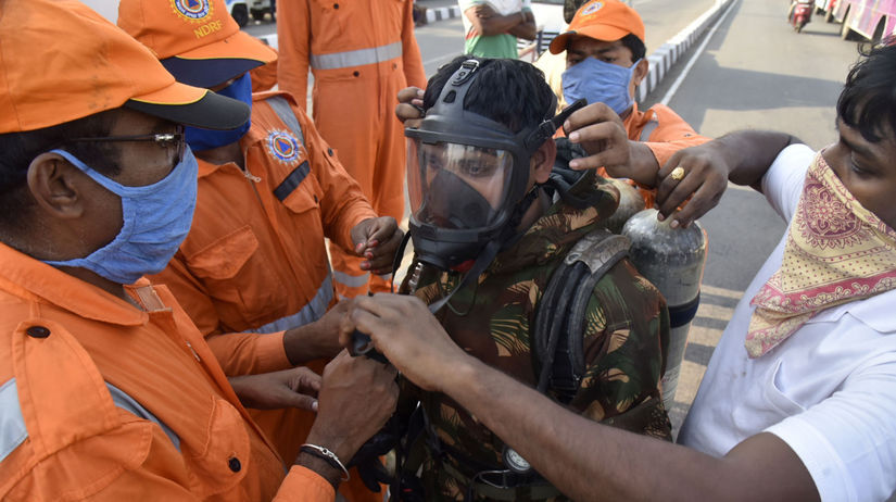 India továreň chemická plyn únik mŕtvi zranení
