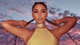 Kim Kardashian šla do bikín! Jeden sexy záber strieda druhý, nudí sa už snáď?