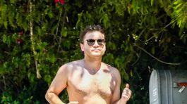 Aj v Hollywoode žijú obyčajní chlapi! Herec Hirsch zhodil tričko a... veď pozrite!