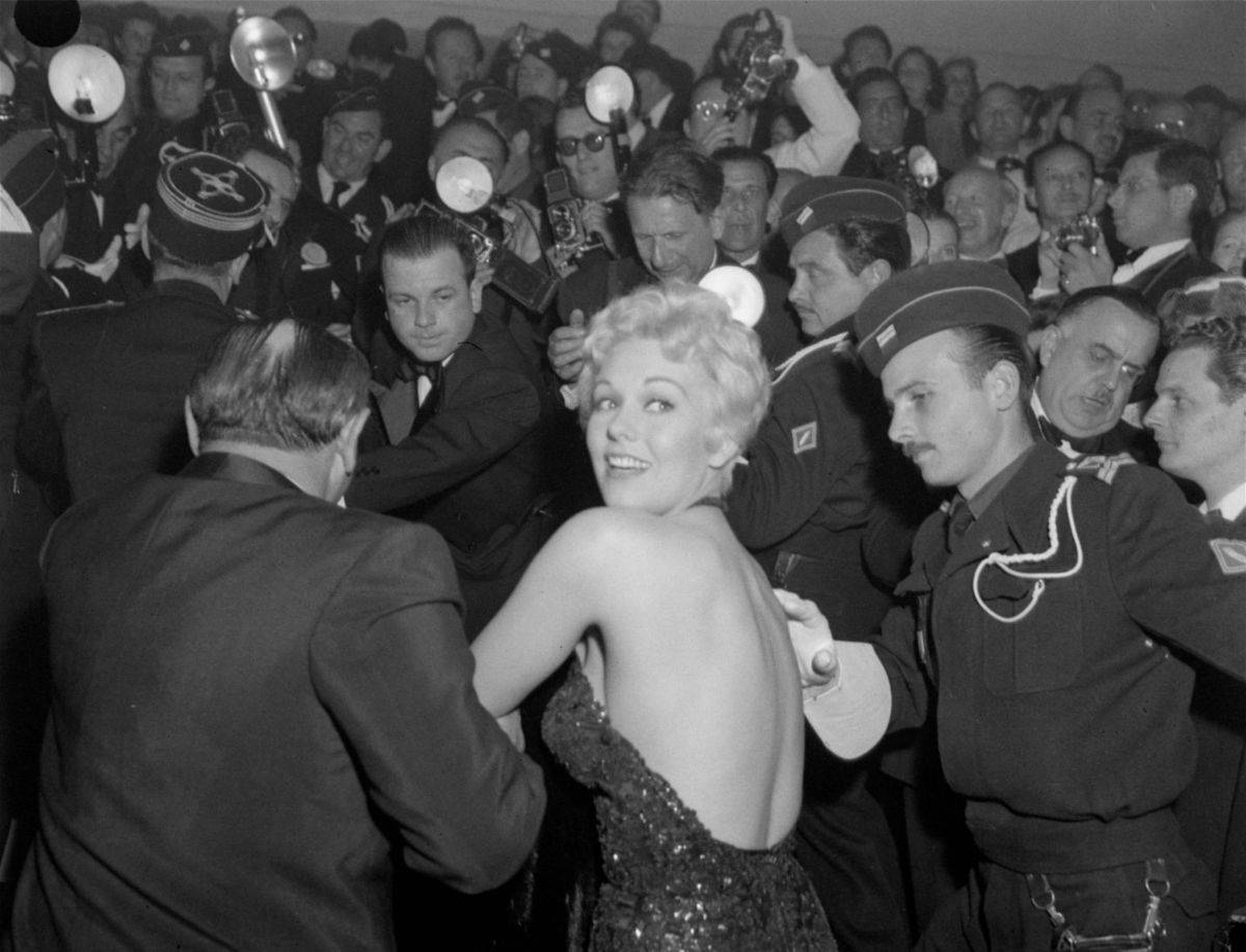 Záber z 25. apríla 1956: Herečka Kim Novak v...
