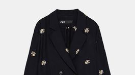 Dámske sako s florálnou výšivkou Zara. Predáva sa za 59,95 eura. 