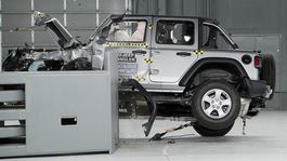 Jeep Wrangler: Legenda terénu šokovala v crashteste. Išla takmer ‘na strechu‘