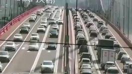 V Číne takmer skolaboval 3,6 km dlhý most. Pozrite si jeho hrozivý tanec