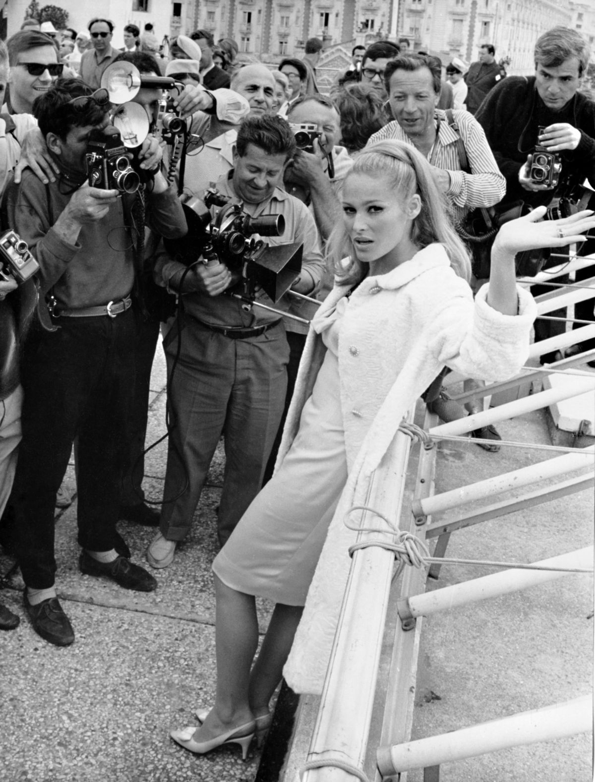 Záber z 21. mája 1965: Herečka Ursula Andress...