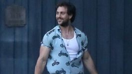 Veď mu tie bicepsy nevlezú do košele! Známy herec (ne)prekvapil formou